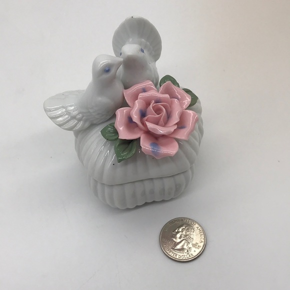 Beautiful Turtle Doves with Rose wedding ring box - Picture 8 of 8